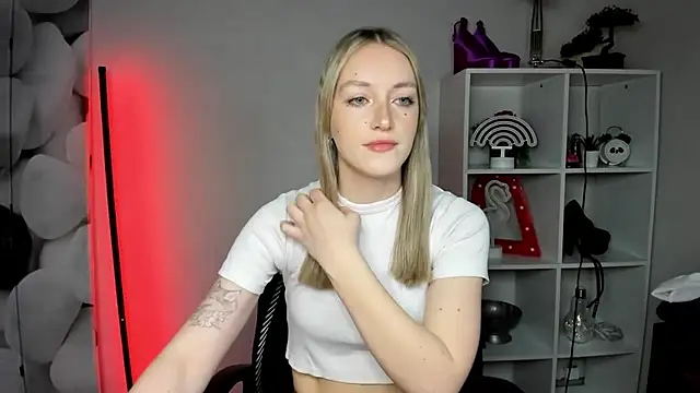 Snapshot of EvelynBlond chatting on February 2026 10:22:01 AM EvelynBlond online show from February 2026 10:22:01 AM