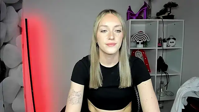 Snapshot of EvelynBlond chatting on February 2026 06:48:01 PM EvelynBlond online show from February 2026 06:48:01 PM