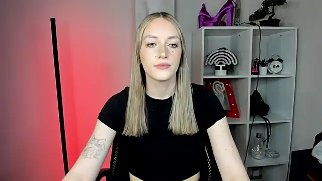 Snapshot of EvelynBlond chatting on February 2026 01:42:01 PM EvelynBlond online show from February 2026 01:42:01 PM