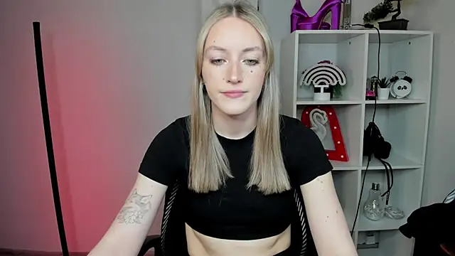 Snapshot of EvelynBlond chatting on February 2026 01:33:02 PM EvelynBlond online show from February 2026 01:33:02 PM