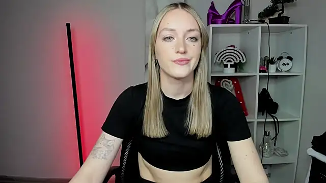 Snapshot of EvelynBlond chatting on March 2026 07:15:01 AM EvelynBlond online show from March 2026 07:15:01 AM