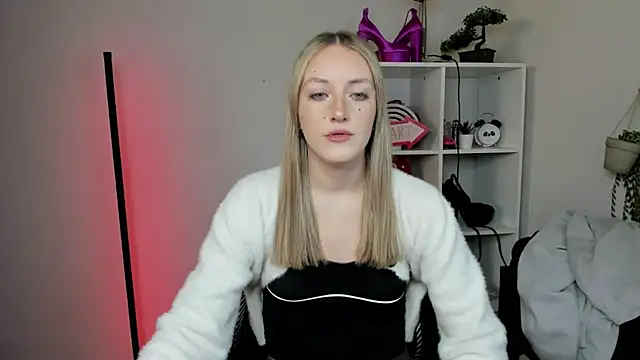 Snapshot of EvelynBlond chatting on March 2026 01:50:01 PM EvelynBlond online show from March 2026 01:50:01 PM