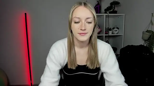 Snapshot of EvelynBlond chatting on March 2026 06:28:02 AM EvelynBlond online show from March 2026 06:28:02 AM