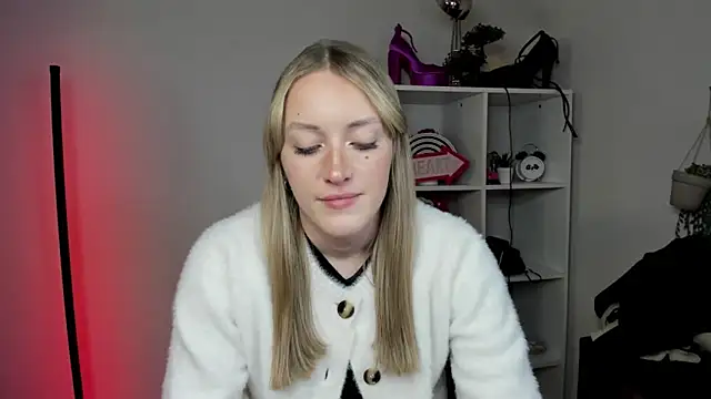 Snapshot of EvelynBlond chatting on March 2026 06:24:02 PM EvelynBlond online show from March 2026 06:24:02 PM