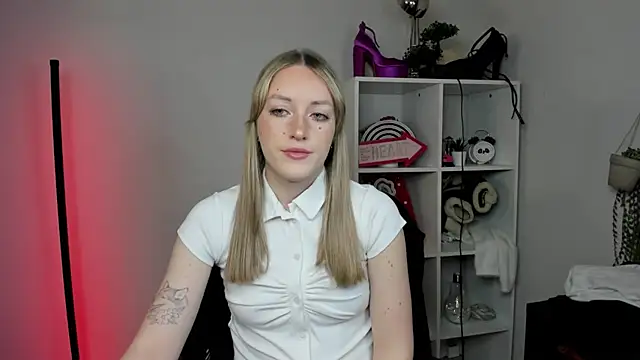 Snapshot of EvelynBlond chatting on March 2026 10:15:02 AM EvelynBlond online show from March 2026 10:15:02 AM