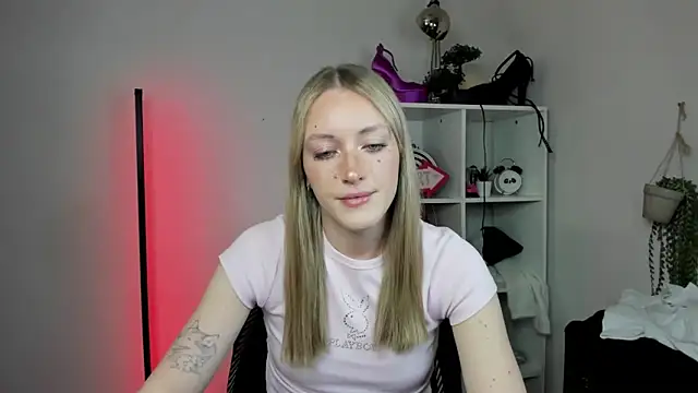 Snapshot of EvelynBlond chatting on March 2026 12:39:02 PM EvelynBlond online show from March 2026 12:39:02 PM