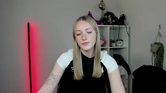 Snapshot of EvelynBlond chatting on April 2026 12:39:01 PM EvelynBlond online show from April 2026 12:39:01 PM