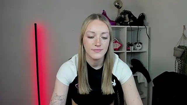 Snapshot of EvelynBlond chatting on April 2026 01:41:01 PM EvelynBlond online show from April 2026 01:41:01 PM