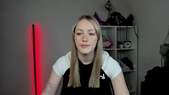 Snapshot of EvelynBlond chatting on April 2026 12:27:01 PM EvelynBlond online show from April 2026 12:27:01 PM