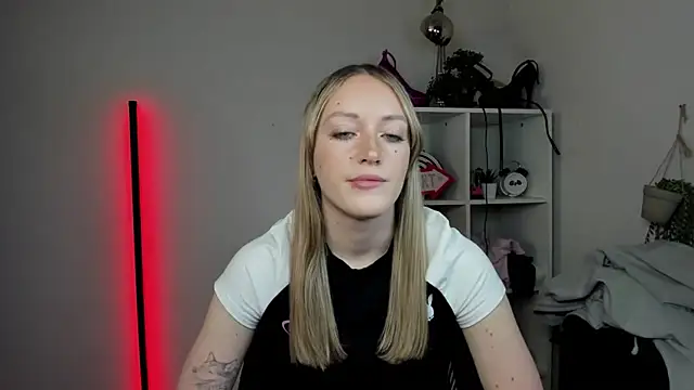 Snapshot of EvelynBlond chatting on April 2026 12:32:02 PM EvelynBlond online show from April 2026 12:32:02 PM