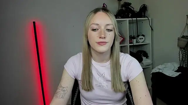 Snapshot of EvelynBlond chatting on April 2026 12:32:01 PM EvelynBlond online show from April 2026 12:32:01 PM