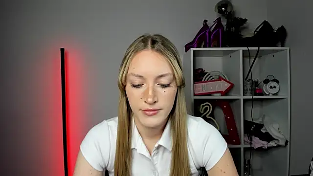 EvelynBlond online show from May 2026 12:43:01 PM