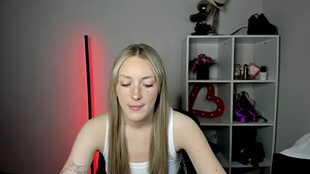 EvelynBlond online show from July 2026 12:42:02 PM