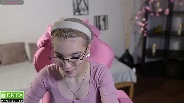 Megan Lora online show from November 2025 07:30:01 AM