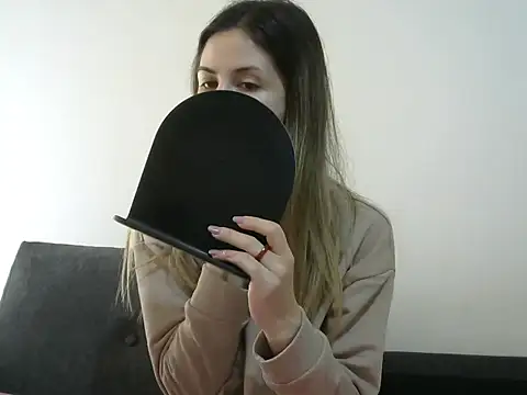 Snapshot of Erii18 chatting on December 2025 12:10:01 PM Erii18 online show from December 2025 12:10:01 PM