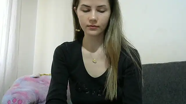 Snapshot of Erii18 chatting on December 2025 12:00:01 PM Erii18 online show from December 2025 12:00:01 PM