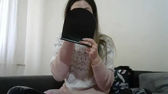 Snapshot of Erii18 chatting on February 2026 12:32:01 PM Erii18 online show from February 2026 12:32:01 PM