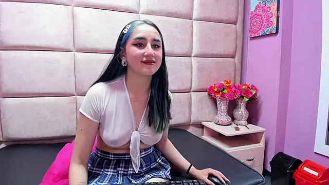 Snapshot of CharlotteStuart chatting on December 2025 03:44:02 AM CharlotteStuart online show from December 2025 03:44:02 AM