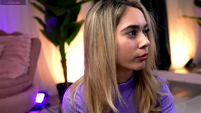 Snapshot of AishleyBee chatting on January 2026 05:27:02 PM AishleyBee online show from January 2026 05:27:02 PM