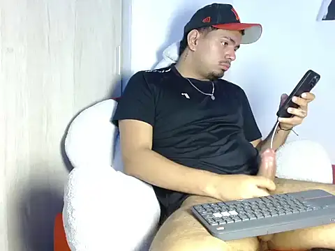 Snapshot of Henry_villa23 chatting on February 2026 04:17:01 AM Henry villa23 online show from February 2026 04:17:01 AM