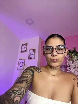 LauraRaider online show from July 2026 01:08:01 AM