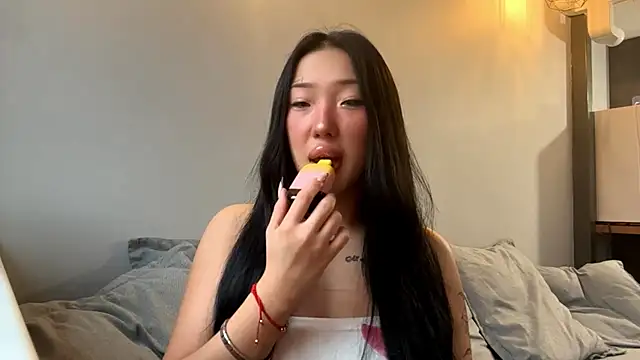 Snapshot of EIeniVanwart chatting on November 2025 07:42:02 AM EIeniVanwart online show from November 2025 07:42:02 AM