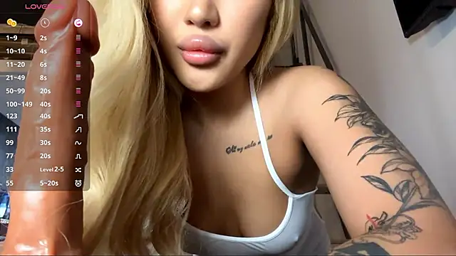 Snapshot of EIeniVanwart chatting on February 2026 05:08:01 PM EIeniVanwart online show from February 2026 05:08:01 PM