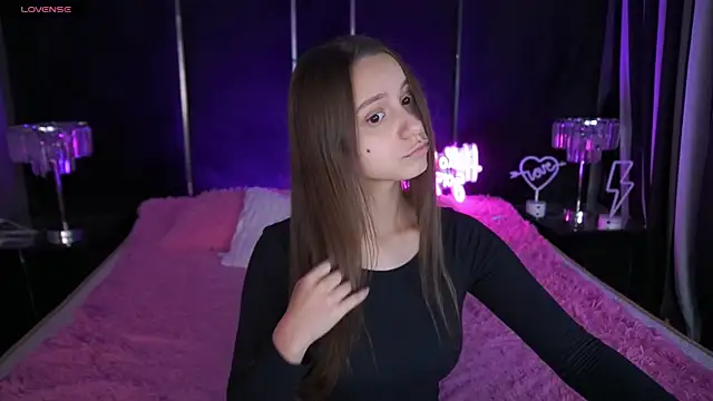 Snapshot of TinyNatalie chatting on December 2025 03:40:02 PM TinyNatalie online show from December 2025 03:40:02 PM