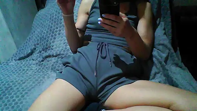 Snapshot of DeeLouLou chatting on July 2026 08:34:02 PM DeeLouLou online show from July 2026 08:34:02 PM
