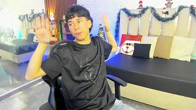 Snapshot of kaelwolf_tay chatting on December 2025 07:32:01 PM kaelwolf tay online show from December 2025 07:32:01 PM