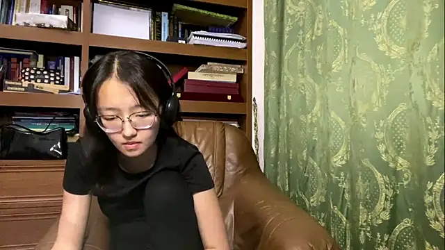 Snapshot of LinaClous chatting on January 2026 05:27:02 PM LinaClous online show from January 2026 05:27:02 PM