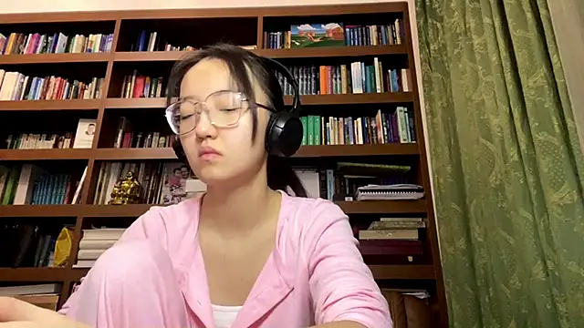 Snapshot of LinaClous chatting on January 2026 04:11:01 PM LinaClous online show from January 2026 04:11:01 PM