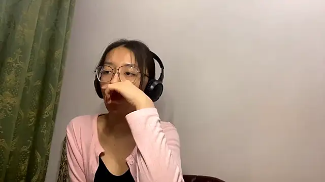 Snapshot of LinaClous chatting on February 2026 01:45:01 PM LinaClous online show from February 2026 01:45:01 PM