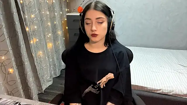 Meowluly online show from December 2025 09:20:02 PM