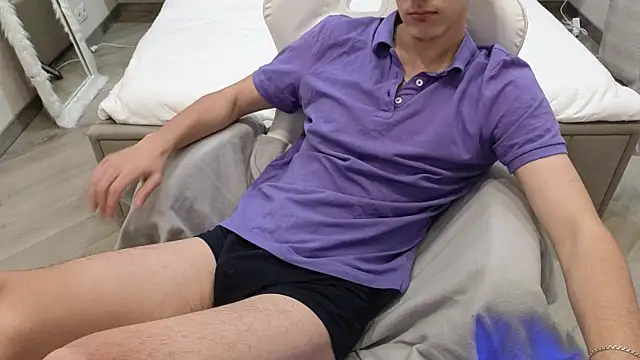 Snapshot of MoonlinSkinn chatting on December 2025 01:03:02 AM MoonlinSkinn online show from December 2025 01:03:02 AM