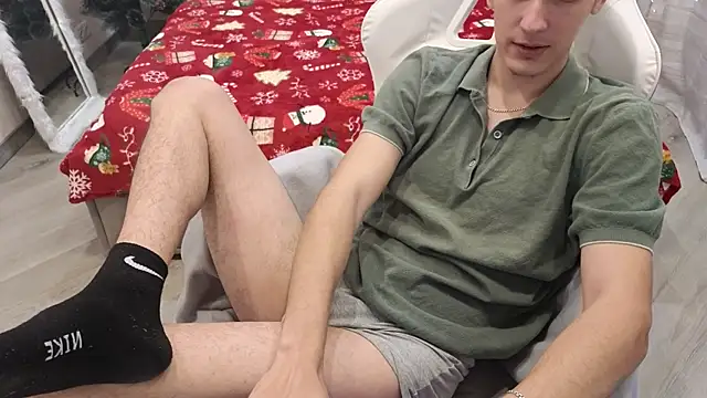 Snapshot of MoonlinSkinn chatting on December 2025 08:10:01 AM MoonlinSkinn online show from December 2025 08:10:01 AM