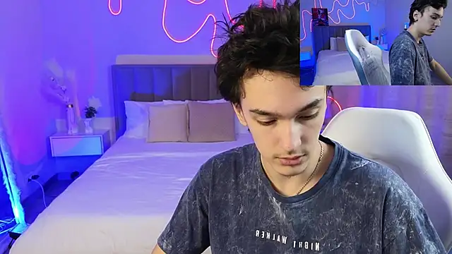 Snapshot of MoonlinSkinn chatting on February 2026 01:02:02 AM MoonlinSkinn online show from February 2026 01:02:02 AM