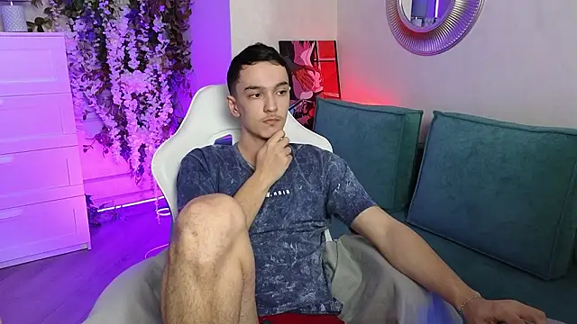 Snapshot of MoonlinSkinn chatting on February 2026 01:46:01 AM MoonlinSkinn online show from February 2026 01:46:01 AM