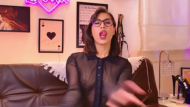 Snapshot of Rue_Bellafire chatting on December 2025 05:32:01 PM Rue Bellafire online show from December 2025 05:32:01 PM