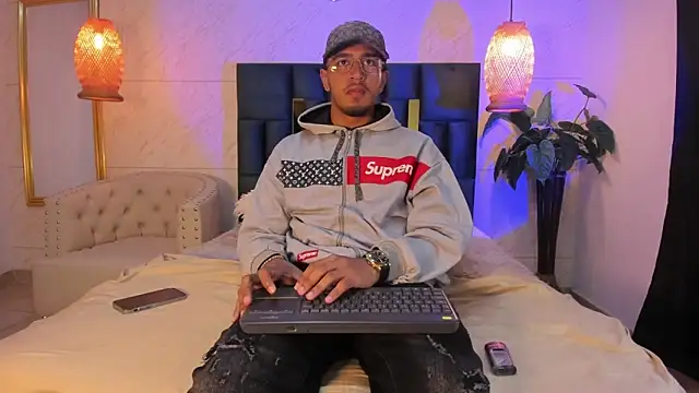 Snapshot of Brand_Collins chatting on November 2025 01:01:01 PM Brand Collins online show from November 2025 01:01:01 PM