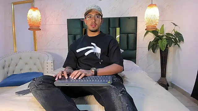 Snapshot of Brand_Collins chatting on November 2025 11:35:01 AM Brand Collins online show from November 2025 11:35:01 AM