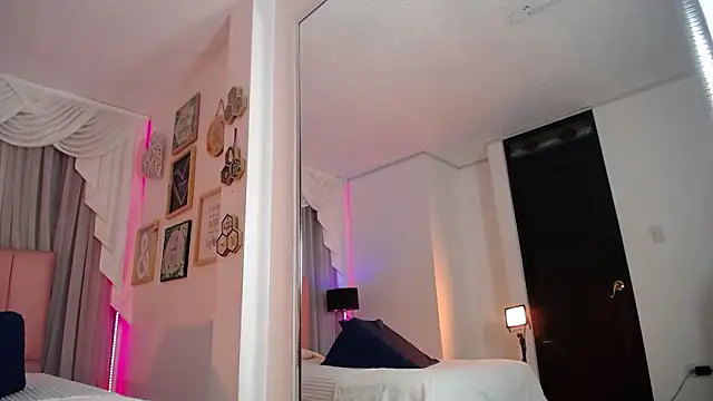 Snapshot of IsabelleDaza chatting on February 2026 12:04:02 PM IsabelleDaza online show from February 2026 12:04:02 PM