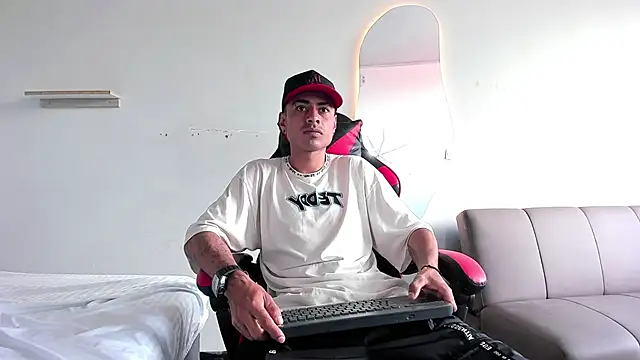 Snapshot of MatthewCullen chatting on December 2025 05:21:02 PM MatthewCullen online show from December 2025 05:21:02 PM