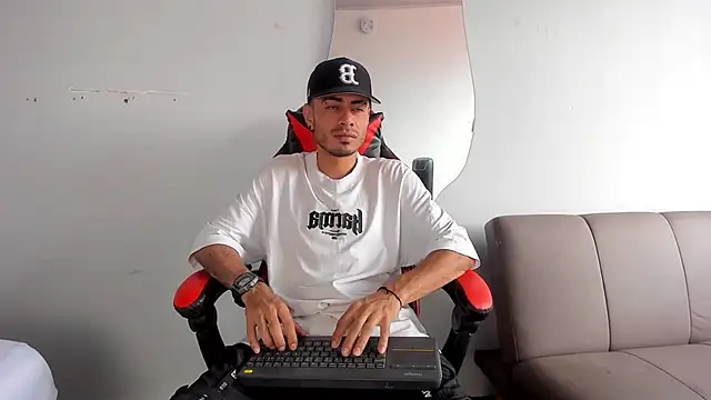 Snapshot of MatthewCullen chatting on December 2025 05:30:01 PM MatthewCullen online show from December 2025 05:30:01 PM