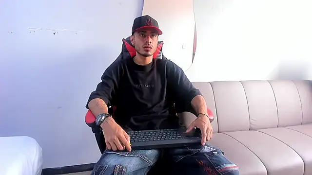 Snapshot of MatthewCullen chatting on December 2025 05:42:02 PM MatthewCullen online show from December 2025 05:42:02 PM