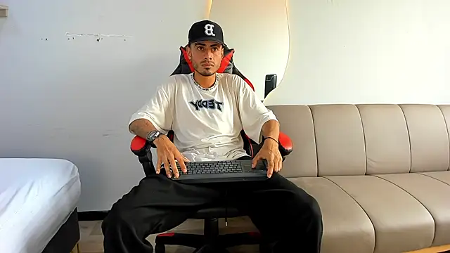 Snapshot of MatthewCullen chatting on December 2025 07:32:01 PM MatthewCullen online show from December 2025 07:32:01 PM