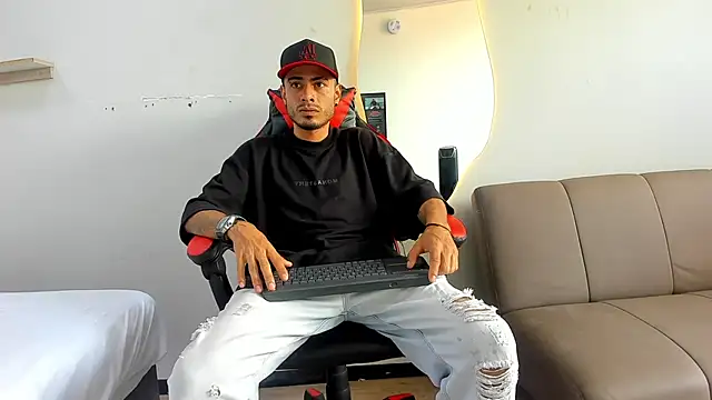 Snapshot of MatthewCullen chatting on December 2025 07:21:02 PM MatthewCullen online show from December 2025 07:21:02 PM