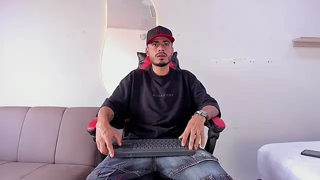 Snapshot of MatthewCullen chatting on January 2026 08:12:01 PM MatthewCullen online show from January 2026 08:12:01 PM