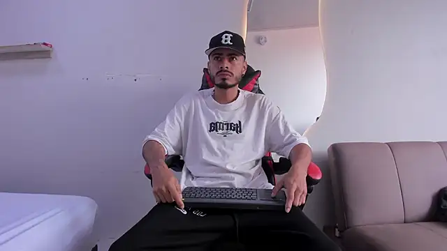 Snapshot of MatthewCullen chatting on February 2026 08:40:02 PM MatthewCullen online show from February 2026 08:40:02 PM