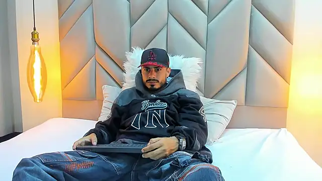 Snapshot of MatthewCullen chatting on February 2026 05:22:01 AM MatthewCullen online show from February 2026 05:22:01 AM